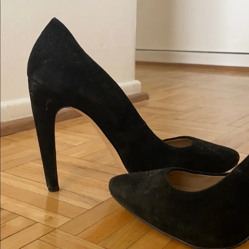 Via Spiga Classic Black Heels - Picture 5 of 12